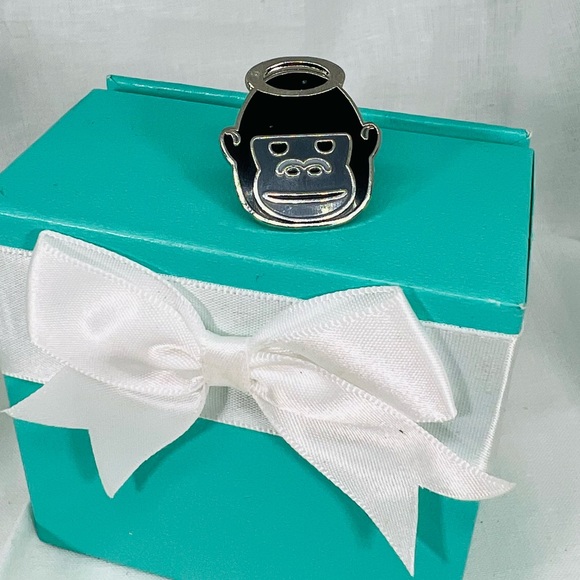 Harambe Memorial Remembrance Souvenir Sympathy Pin - Picture 5 of 9